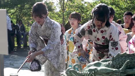 Gheisas-Tradicionales-Lavándose-Las-Manos-En-Un-Templo-Japonés-En-Kioto