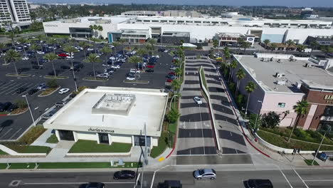 Luftdrohne-Fliegt-über-Den-Parkplatz-Und-Die-Geschäfte-Des-Del-Amo-Fashion-Center