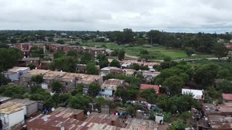 Drohnenvideo-Einer-Vorstadtstadt-Mit-Hoher-Bevölkerungsdichte-In-Bulawayo,-Simbabwe