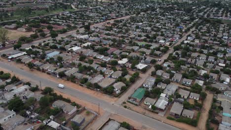 Drohnenvideo-Einer-Vorstadtstadt-Mit-Hoher-Bevölkerungsdichte-In-Bulawayo,-Simbabwe