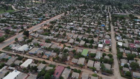 Video-De-Drones-De-Un-Suburbio-De-Alta-Densidad-En-Bulawayo,-Zimbabwe