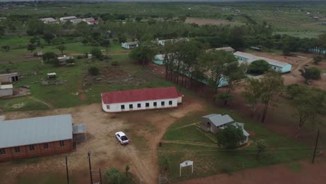 Drohnenvideo-Einer-Katholischen-Missionsschulkirche-In-Einem-Dorf-In-Bulawayo,-Simbabwe