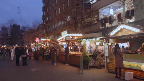 Un-Mercado-Navideño-Iluminado-Con-Varios-Puestos.