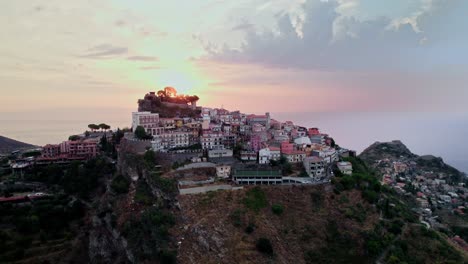 Mit-Einer-Drohne-über-Die-Kleine-Stadt-Castelmola-Fliegen,-Die-Sich-Bei-Sonnenaufgang-In-Der-Nähe-Von-Taormina-Befindet