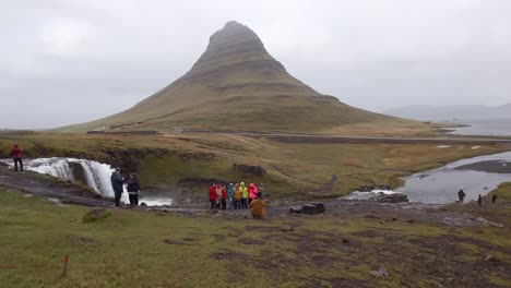 Paisaje-Idílico-De-Kirkjufellsfoss-Con-Turistas-En-Grundarfjörður,-Islandia---Plano-General