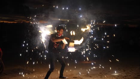 Toma-Del-Espectáculo-De-Fuego-Que-Tuvo-Lugar-Durante-La-Noche-En-La-Playa-De-Krabi,-Tailandia.