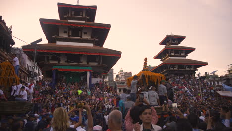 Tempel-Im-Pagodenstil-In-Kathmandu,-Nepal,-Ethnische-Vielfalt,-Indra-Jatra-Festival,-Menschenmenge-Genießt-Drohnenaufnahme-4k