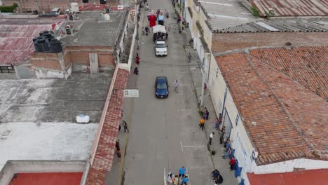 Toma-Aérea-De-Aves-De-Una-Calle-Mexicana-Con-Gente-Celebrando-El-Festival-De-Mariachi-2023-En-México