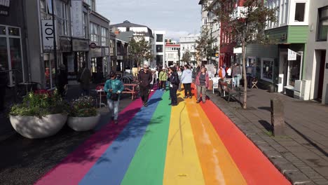 Calle-Arco-Iris-Con-Turistas-En-El-Centro-De-Reykjavik,-Islandia---Plano-General