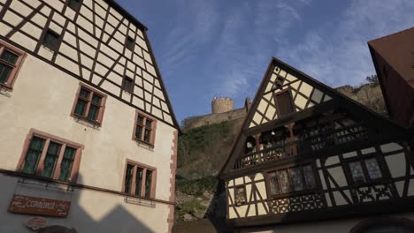 Pintoresca-Ciudad-Medieval-Con-Edificios-Arquitectónicos-Con-Entramado-De-Madera-Y-Un-Castillo-En-La-Cima-De-La-Colina-En-Un-Día-Despejado