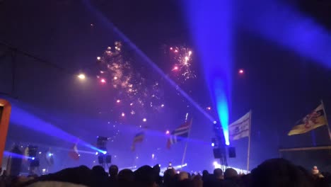 Hermosos-Fuegos-Artificiales-Durante-La-Víspera-De-Año-Nuevo