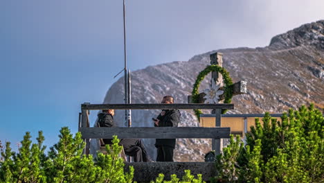 Timelapse-of-tourists-at-a-mountain-viewpoint-with-clear-skies-and-lush-greenery