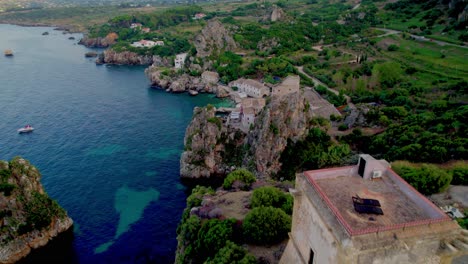 Un-Dron-Aéreo-En-órbita-Disparó-Sobre-La-Aldea-De-Scopello-Durante-La-Puesta-De-Sol.