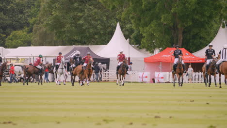 Los-Jugadores-De-Polo-A-Caballo-Se-Dan-La-Mano-Y-Se-Felicitan-Después-De-Terminar-El-Partido.