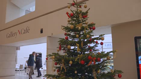 Árbol-De-Navidad-Dentro-De-La-Galería-Nacional-De-Irlanda-En-Dublín,-Irlanda