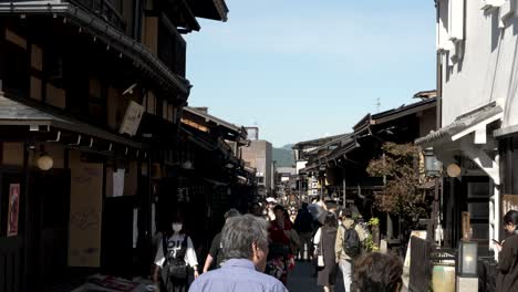 Touristen-Und-Besucher,-Die-Entlang-Der-Engen-Sannomachi-Straße-In-Der-Altstadt-Spazieren