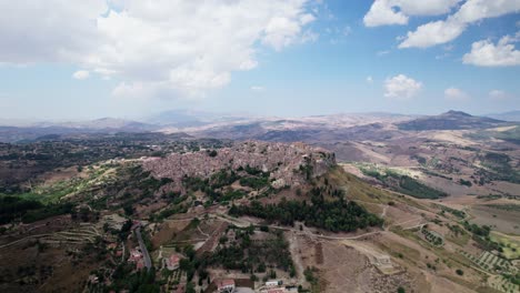 Drone-Volador-Cerca-Del-Casco-Antiguo-De-Calascibetta-En-Sicilia,-Que-Se-Encuentra-En-La-Cima-De-Una-Montaña