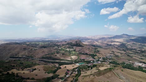 Fliegende-Drohne-In-Der-Nähe-Der-Altstadt-Von-Calascibetta-In-Sizilien,-Die-Sich-Auf-Einem-Berggipfel-Befindet