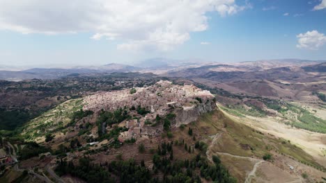 Fliegende-Drohne-In-Der-Nähe-Der-Altstadt-Von-Calascibetta-In-Sizilien,-Die-Auf-Einem-Berggipfel-Liegt