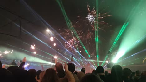 Hermosos-Fuegos-Artificiales-Durante-La-Víspera-De-Año-Nuevo