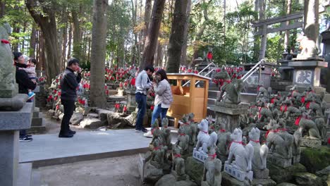 Se-Ve-La-Afluencia-De-Personas-En-El-Templo-Del-Santuario-Toyokawa-Inari-Y-Reciben-La-Bendición-De-Los-Espíritus-Del-Zorro-En-El-Nuevo-Año.