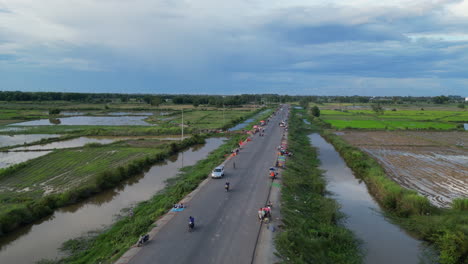 Neue-Straße-Mit-Straßenverkäufern-In-Siem-Reap,-Kambodscha