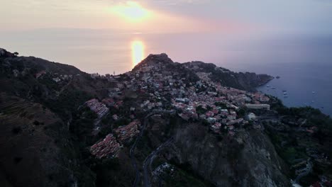 Luftaufnahmen-Mit-Einer-Drohne-über-Der-Stadt-Taormina-Bei-Sonnenuntergang