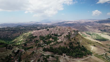 Drone-Volador-Cerca-Del-Casco-Antiguo-De-Calascibetta-En-Sicilia,-Que-Se-Encuentra-En-La-Cima-De-Una-Montaña