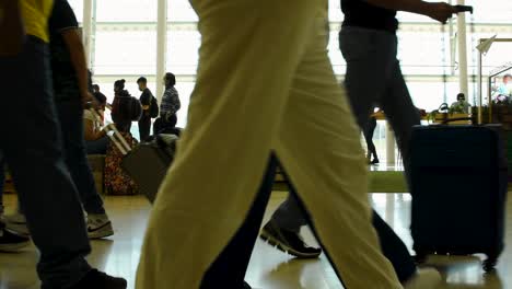 People-walking-at-the-airport-wearing-masks