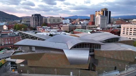 Museo-De-Arte-Taubman-En-El-Centro-De-Roanoke,-Virginia