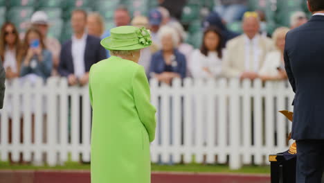 Königin-Elisabeth-II.-Spricht-Mit-Dem-Polofunktionär,-Während-Sie-Auf-Die-Verleihung-Der-Trophäen-Wartet