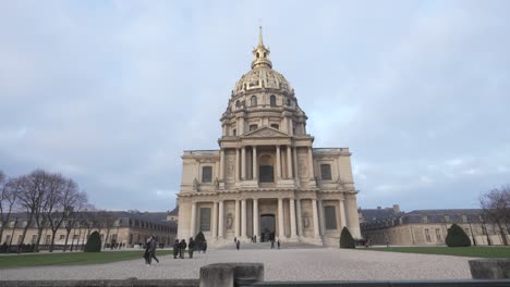 Malerische-Weitwinkelaufnahme-Des-Dôme-Des-Invalides-In-Paris,-Frankreich