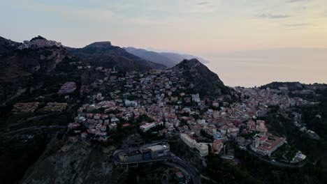 Antenas-Tomadas-Con-Un-Dron-Sobre-La-Ciudad-De-Taormina-Durante-La-Puesta-De-Sol