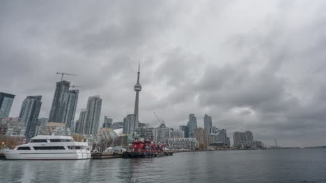 Vista-Timelapse-Del-Horizonte-De-Toronto-Desde-El-Agua-Con-La-Torre-CN-Y-Cielos-Nublados