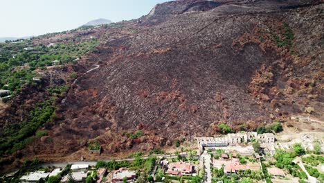 Verbrannter-Wald,-Aufgenommen-Mit-Drohne-Nach-Einem-Waldbrand-In-Sizilien-In-Den-Bergen