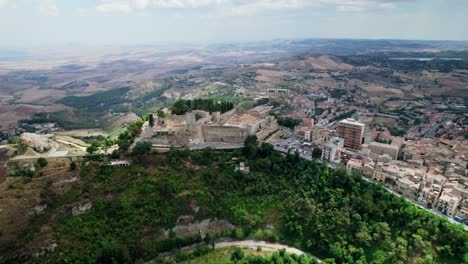 Drone-Volando-Sobre-El-Casco-Antiguo-De-Enna-En-Sicilia,-Que-Se-Encuentra-En-La-Cima-De-Una-Montaña