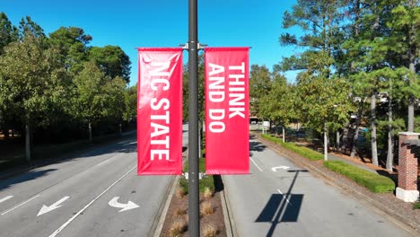 Estado-De-Carolina-Del-Norte,-Pensar-Y-Hacer-Carteles-En-El-Campus-Universitario-De-Carolina-Del-Norte