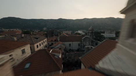 Fliegende-FPV-Drohne-In-Montenegro-über-Der-Altstadt-Von-Kotor