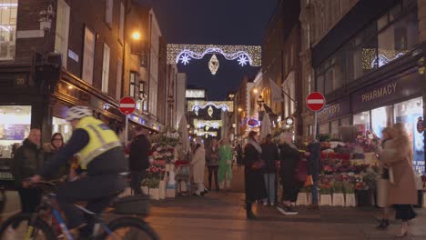 Calle-Muy-Transitada-En-Dublín-Por-La-Noche-Durante-La-Temporada-Navideña-En-Irlanda.