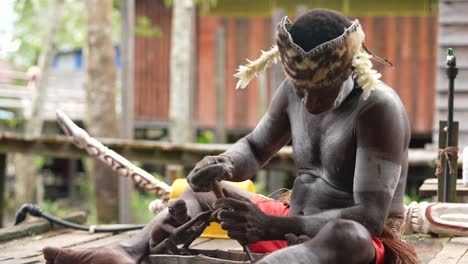 La-Principal-Ocupación-Del-Pueblo-Asmat-De-Papúa-Es-Tallar-Y-Hacer-Tallas-De-Madera-Típicas-De-Papúa.