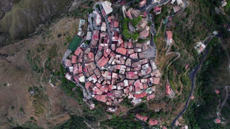 Toma-Superior-Hecha-Con-Un-Dron-Sobre-El-Casco-Antiguo-De-Castellmola,-Construido-En-La-Cima-De-Una-Colina-Cerca-De-Taormina.