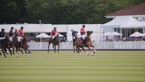 Polospieler-Treten-Zu-Pferd-Gegeneinander-An,-Um-Den-Ball-Zu-Kontrollieren