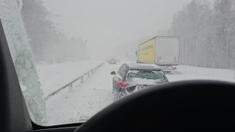 Coches-Y-Camiones-Atrapados-En-La-Carretera-En-Invierno-En-Una-Fuerte-Tormenta-De-Nieve