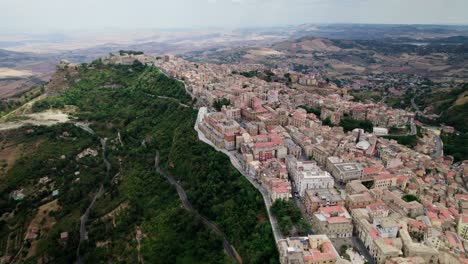 Fliegende-Drohne-über-Der-Altstadt-Von-Enna-In-Sizilien,-Die-Auf-Einem-Berggipfel-Liegt