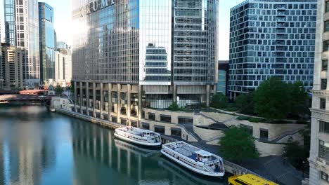 Río-Chicago-Con-El-Bucle-Del-Centro-Y-La-Torre-Trump