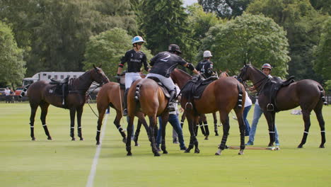 Jugador-De-Polo-Pasa-De-Un-Caballo-A-Otro-Sin-Tocar-El-Suelo