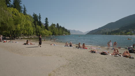 Menschen-Entspannen-Sich-Am-Strand-Von-Queenstown-Bay-In-Otago,-Südinsel,-Neuseeland