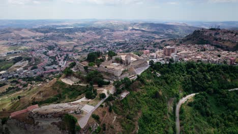 Drohnenflug-über-Die-Altstadt-Von-Enna-In-Sizilien,-Die-Auf-Einem-Berggipfel-Liegt