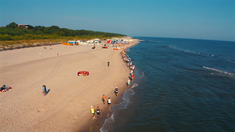 Menschen-Laufen-Marathon-Am-Strand-In-Jastarnia,-Polen