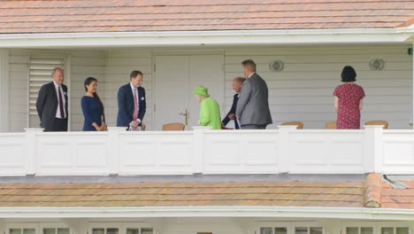 La-Reina-Isabel-II-Llega-Al-Club-De-Polo-Guards-Recibida-Por-Otros-Invitados.